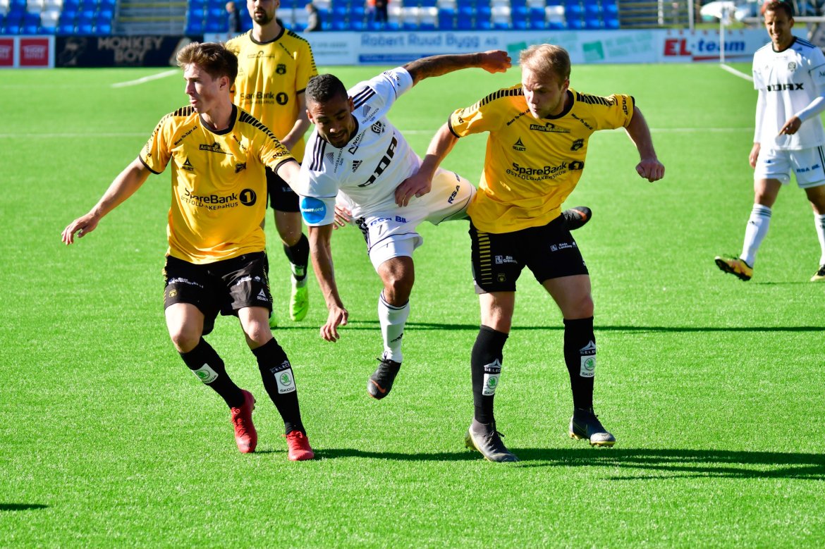 Ulrik Reinaldo Berglann var igjen blant Arendals aller beste. Her er det tre mossinger som forsøker å stoppe ham samtidig...