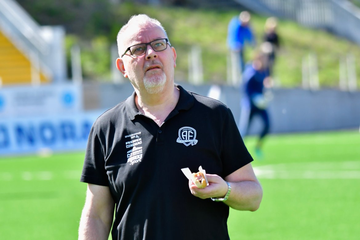 Speaker Per Thorbjørnsen sikret seg en pølse i brød - ikke vaffel - før kampen.