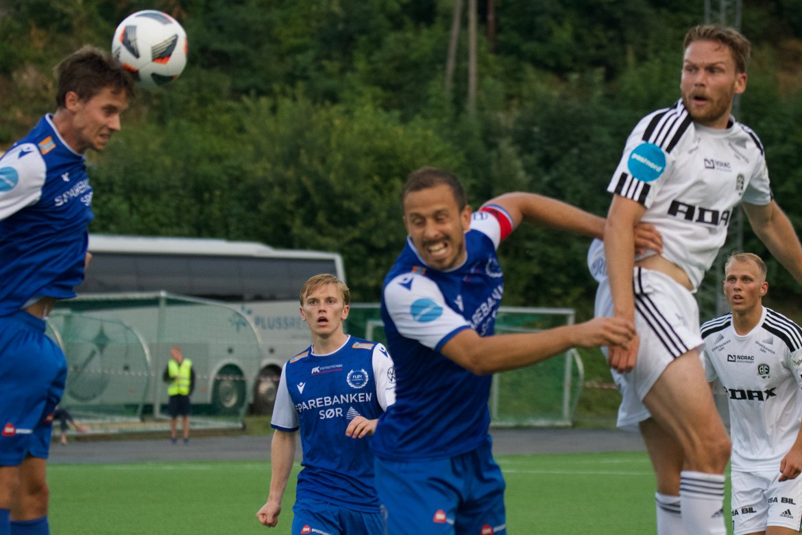 Rasmus Lynge Christensen (høyest) i duell med tidligere Arendal-spiller Dejan Corovic.