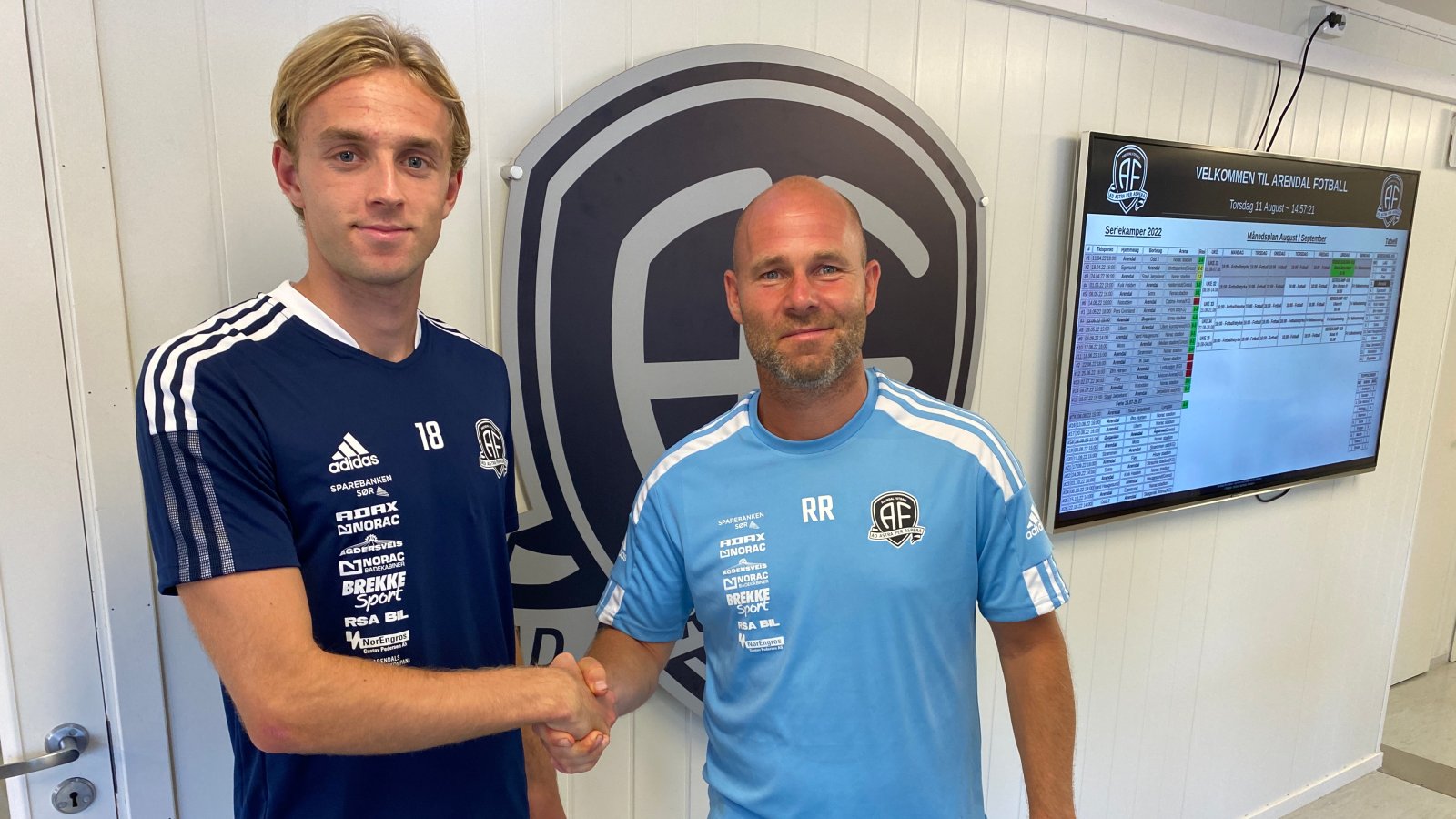 Arendal-trener Roger Risholt ønsker Sander Marthinussen velkommen til Arendal Fotball.