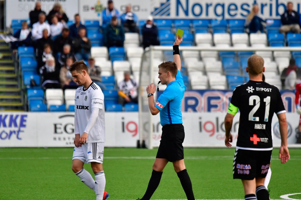 Anders Bruhn Christiansen får gult kort av dommer Marius Lien.