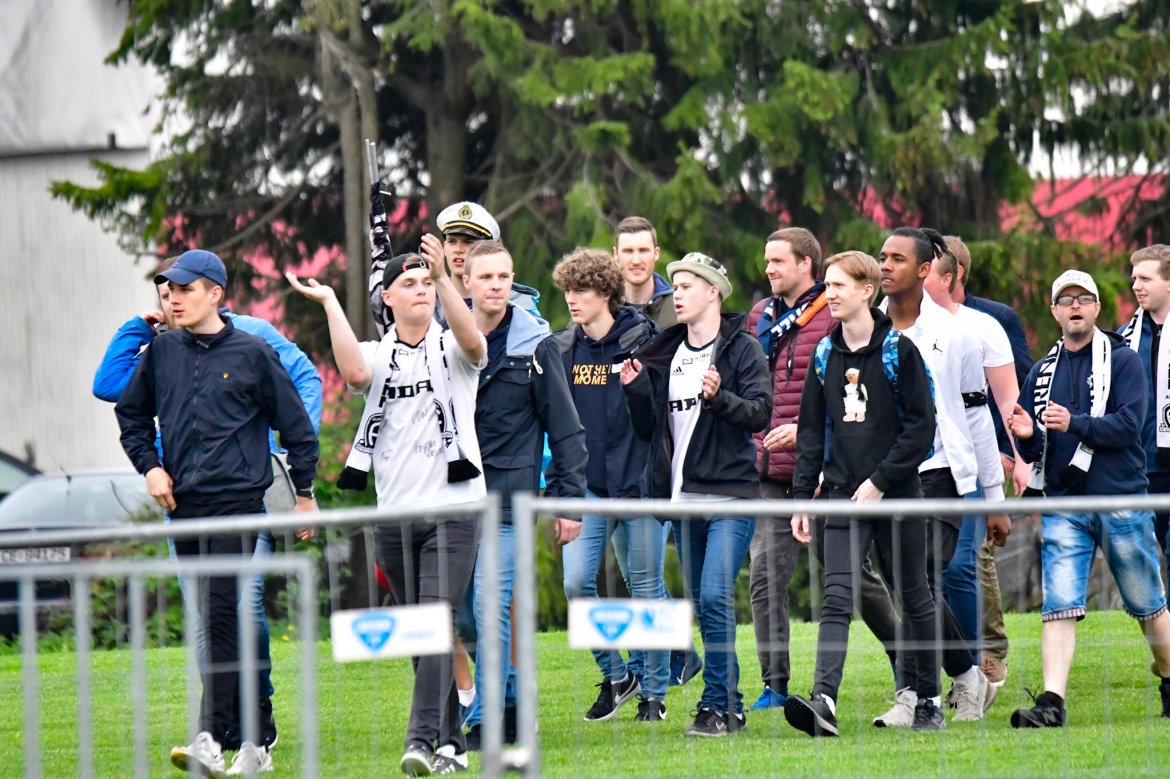 Forza på vei til stadion etter oppvarming på pub i byen.