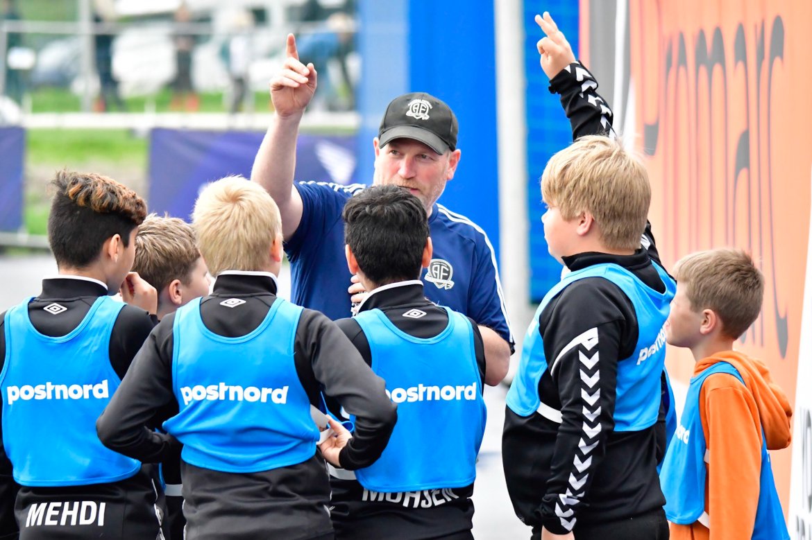 Per Carsten Michelsen gir ballguttene de siste instruksjonene.