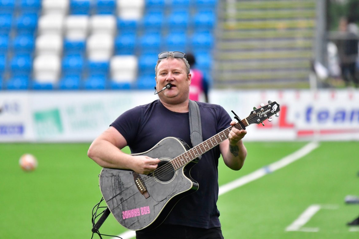 Johnny Sandåker varmet opp før kampen.