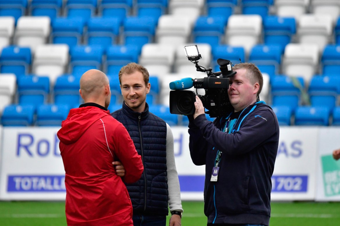 Roger Risholt intervjues av NRK før kampen.