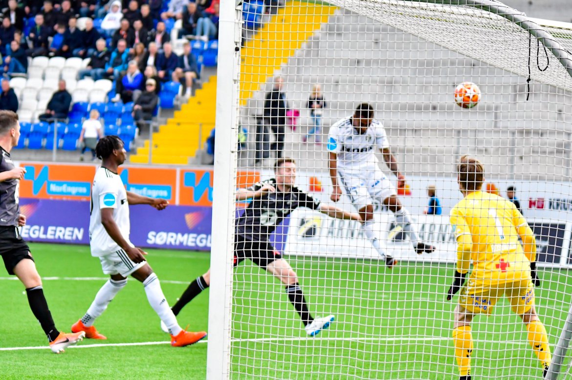 Ulrik Reinaldo Berglann header mot mål - dessverre uten tellende resultat denne gangen.