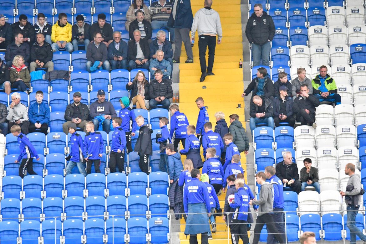 Trauma hadde sendt et helt kull fotballspillere for å se på kampen - for å lære.