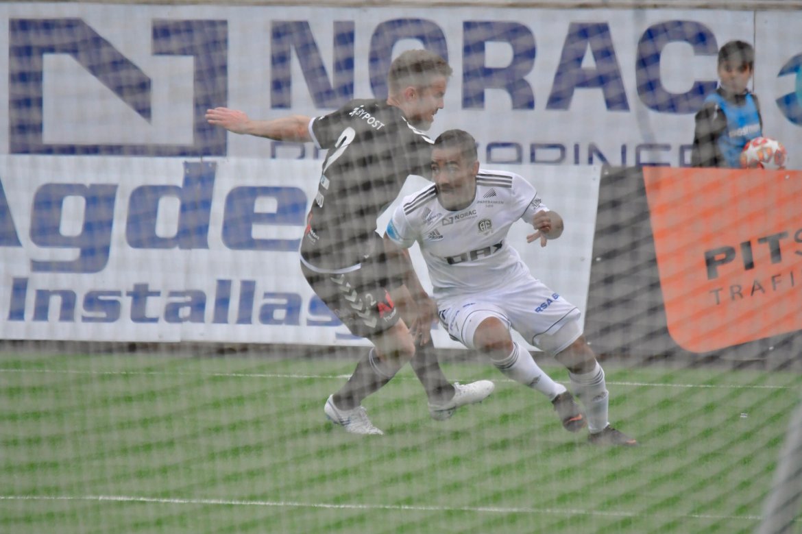 Ulrik Reinaldo Berglann med nettmaskene i siktet. Han var igjen sprudlende god og har allerede blitt en ny publikumsyndling på Norac stadion.