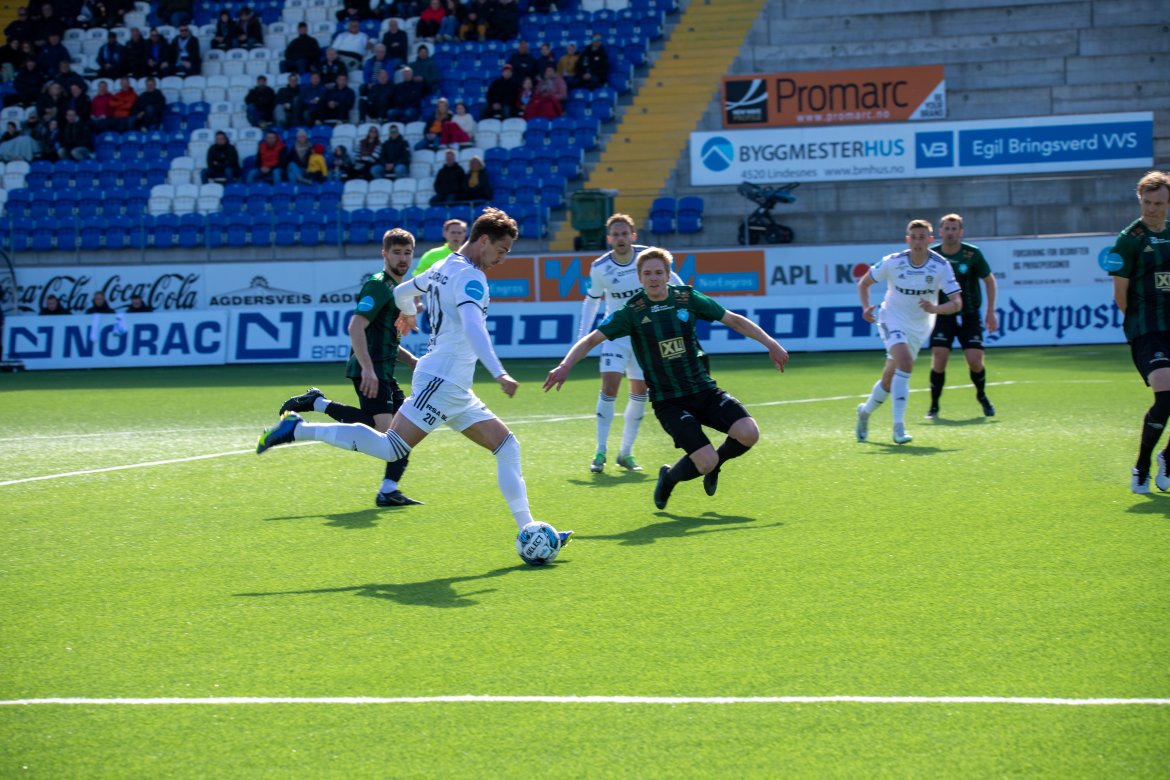 Mathias Johansen legger inn, mens Rasmus Lynge Christensen og Andreas Hellum følger våkent med i feltet.