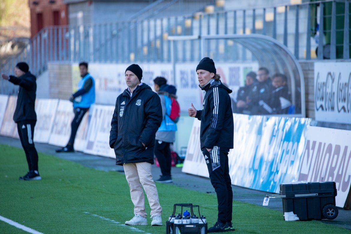 Roger Risholt og assistenttrener Vebjørn Urdal er litt skeptiske til kamputviklingen.