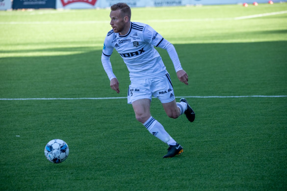 Tobias Englund var frisk på venstrebacken.