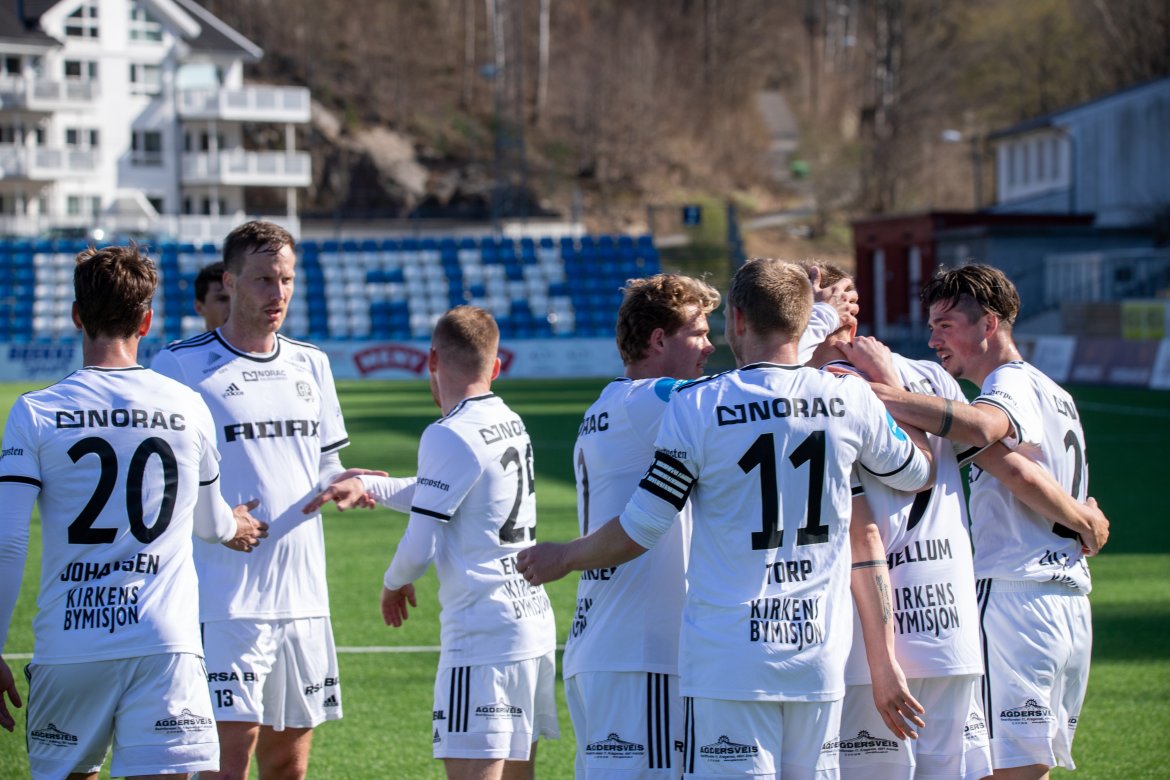 Arendal-jubel etter 1-0 mot Staal.