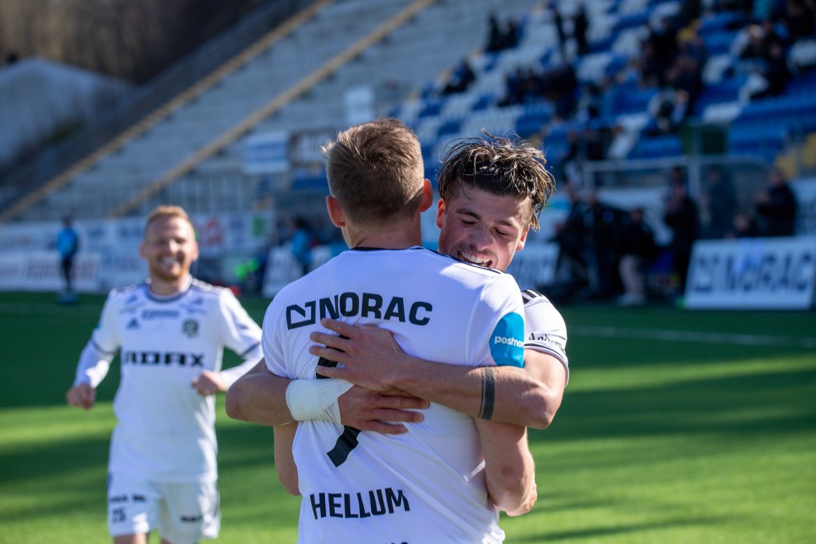 Sander Lille-Løvø omfavner Andreas Hellum etter 1-0.