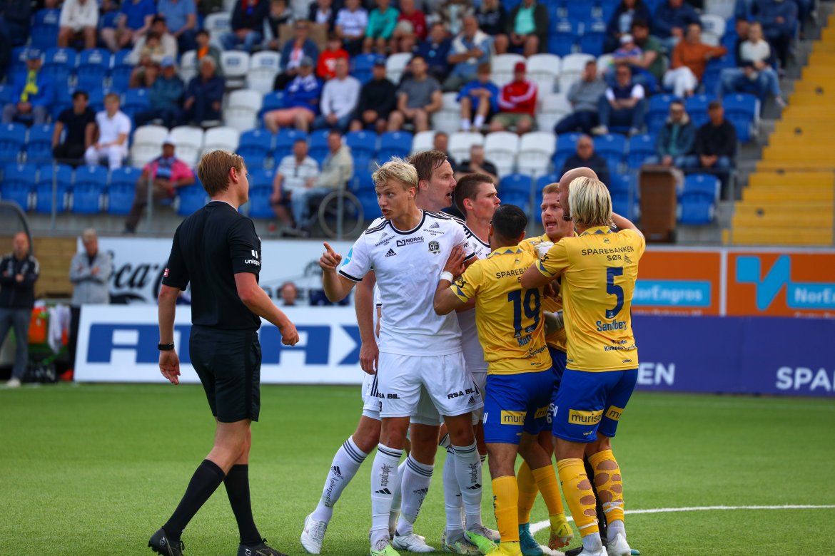 Ole Marius Håbestad forsøker å overbevise dommeren om at Arendal burde hatt straffespark.
