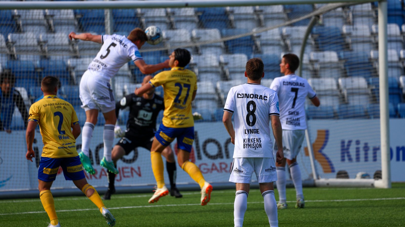 Stian Andersen (5) header ballen i mål mot Jerv, men scoringen ble annulert for offside.