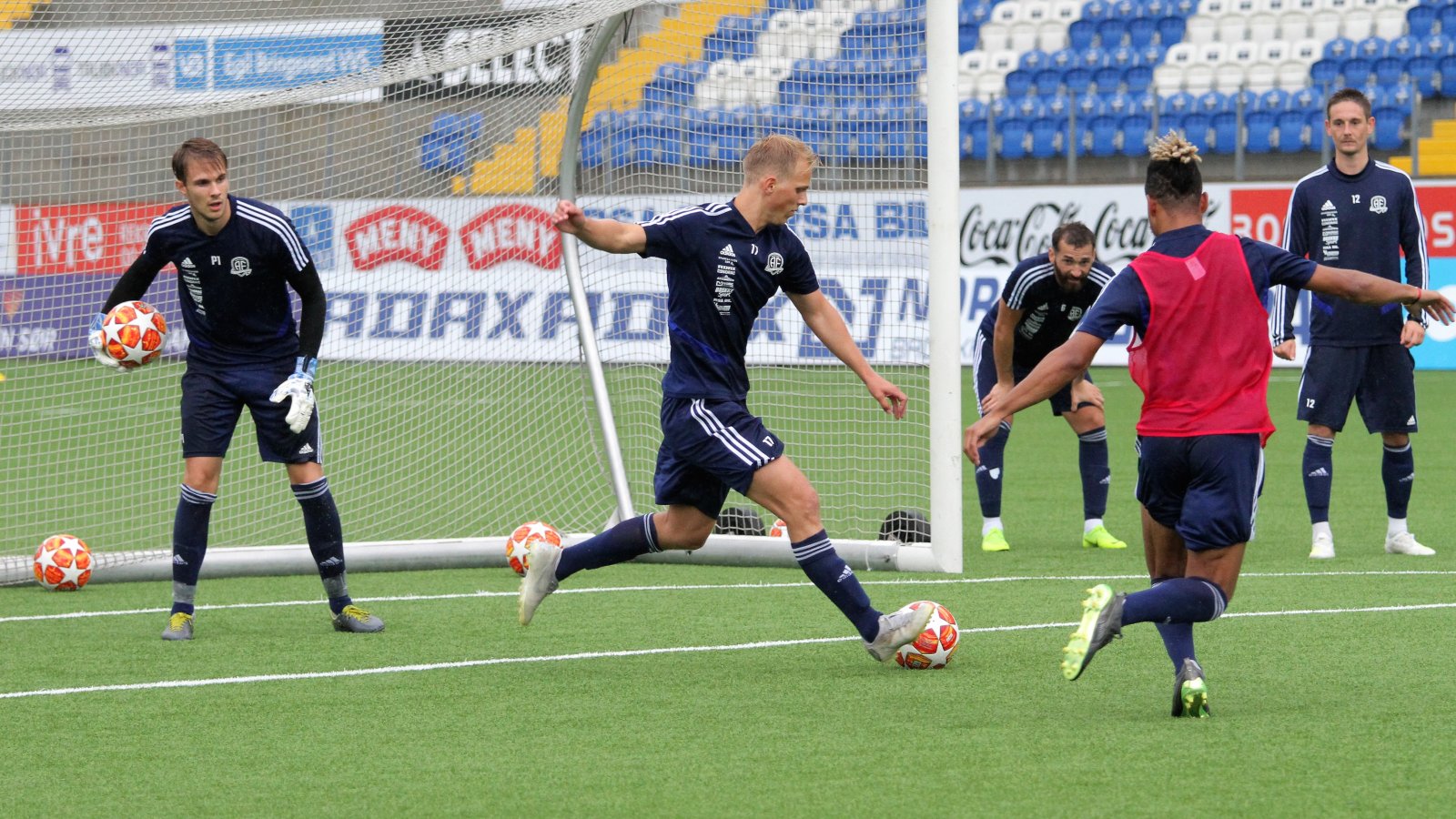Jonatan Strand Byttingsvik (med ballen i hendene) og Håvard Meinseth er to av sommerens nykommere i Arendal Fotball. 