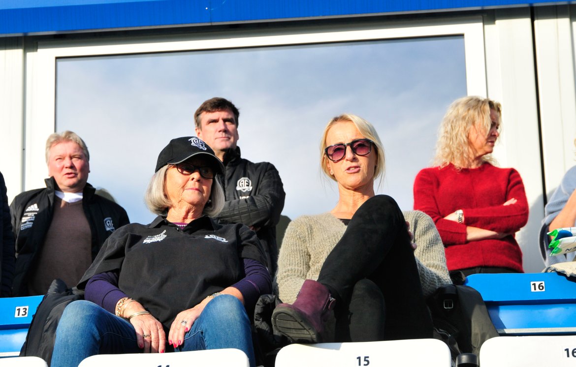 Rune Aarrestad og Jan Sigurd Otterlei sammen med trofaste støttespillere og Arendal-fans.