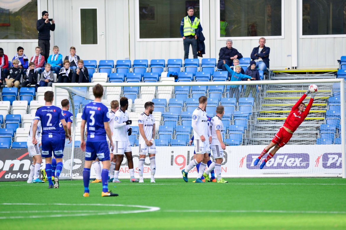Jostein Aaland var meget god i årets siste kamp og hindret blant annet scoring på dette frisparket.