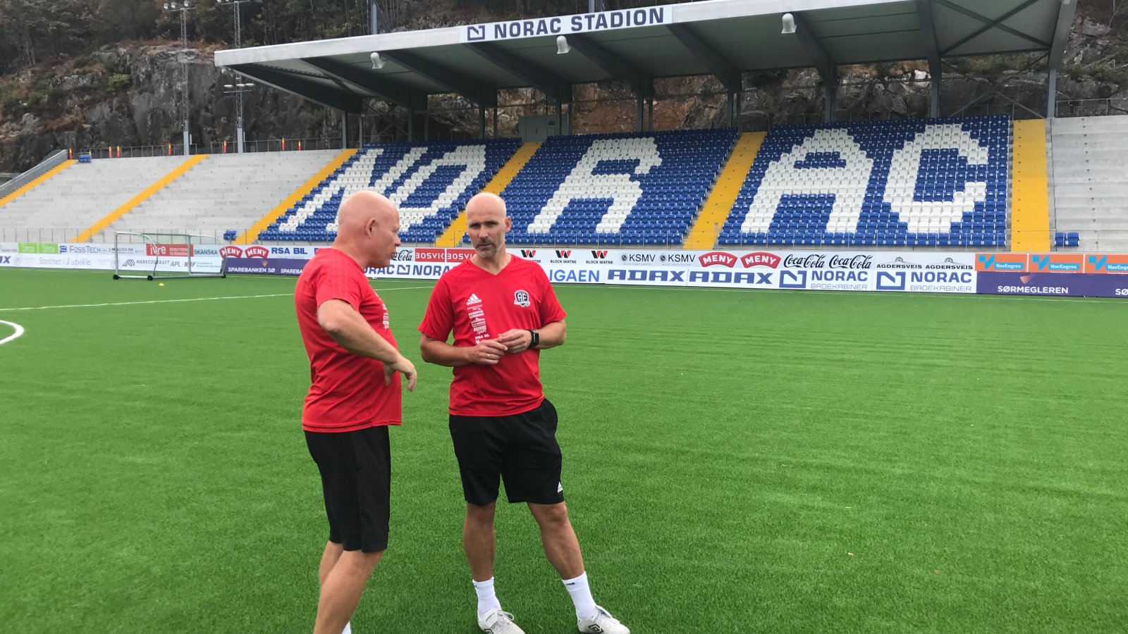 Frank Bredal og Steinar Pedersen utveksler erfaringer og synspunkter etter første treningsøkt sammen på Norac stadion.