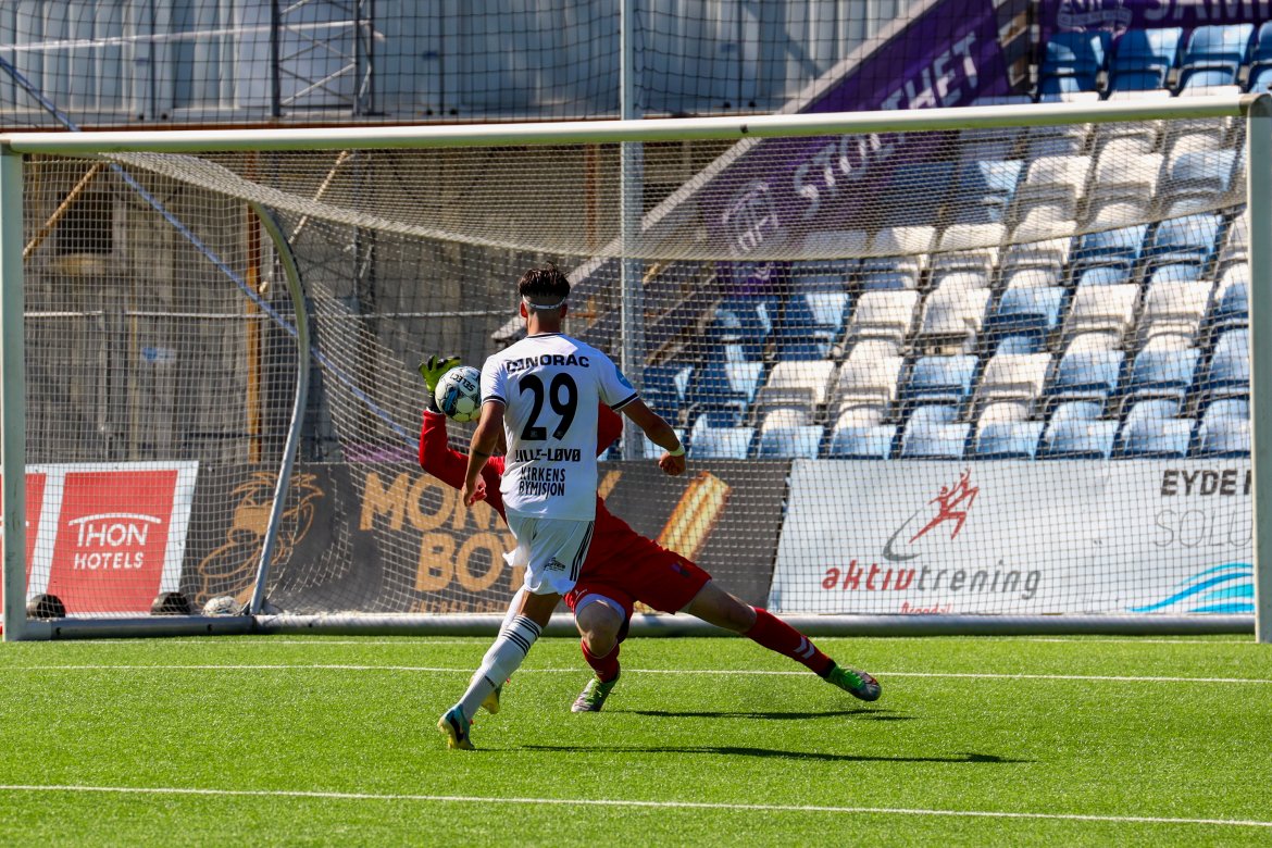 Sander Lille-Løvø nær scoring, men her vant Ørn-keeperen duellen.