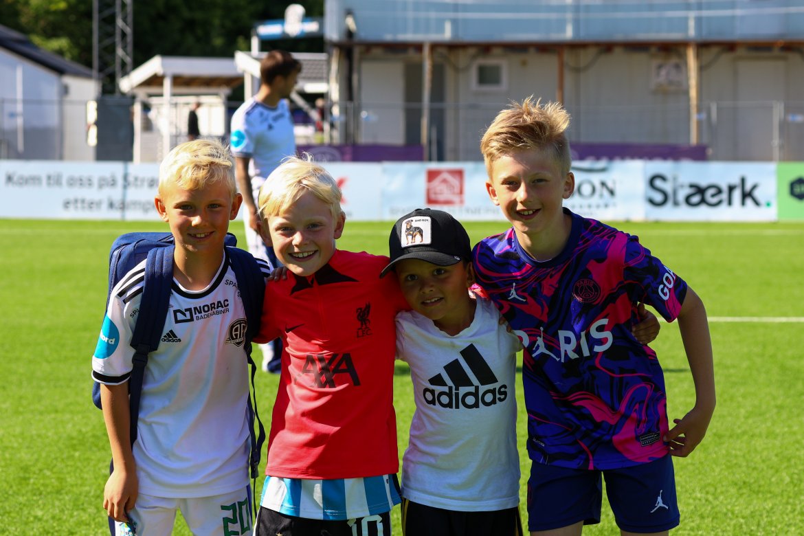 Glade gutter etter kampen.