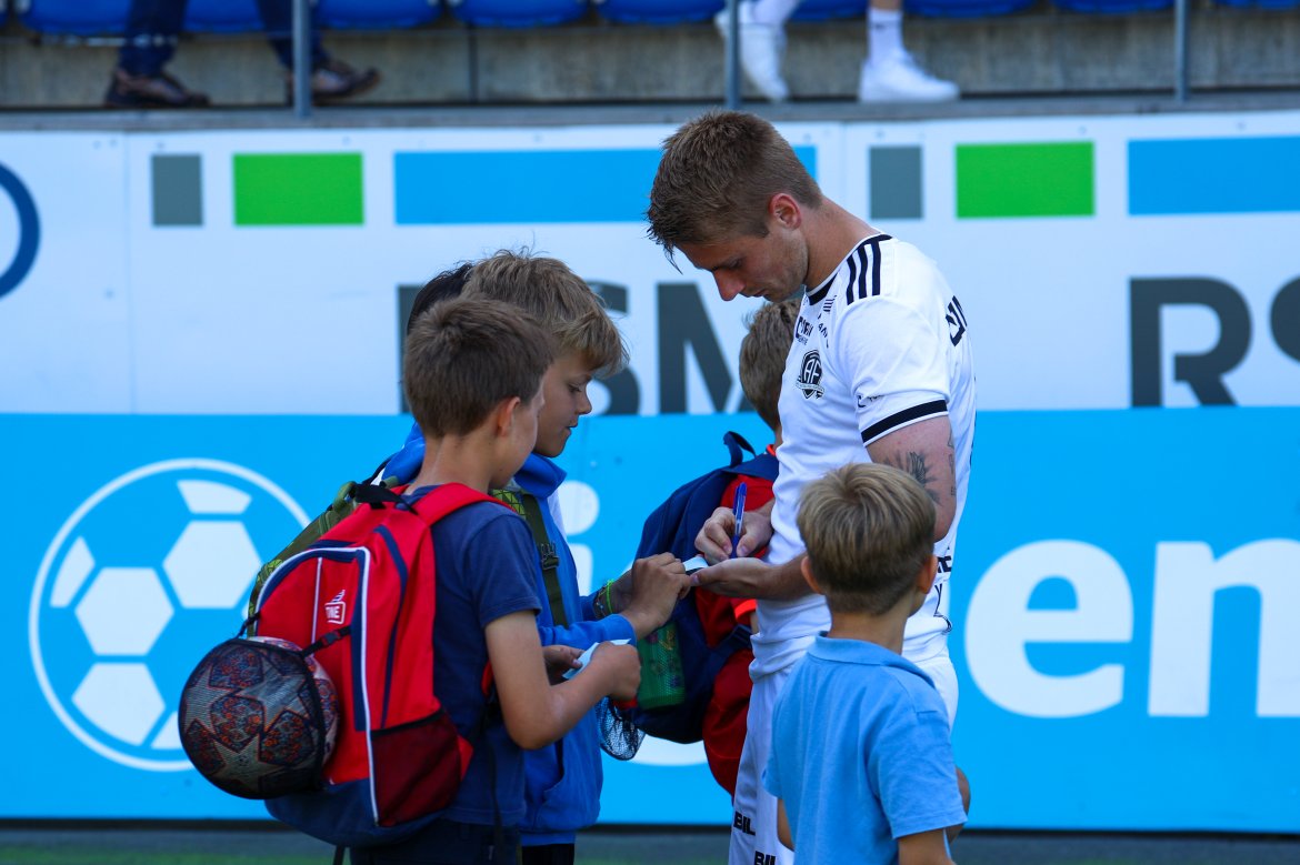 Sebastian Remme Berge var som alltid populært blant dem som jaktet autografer.