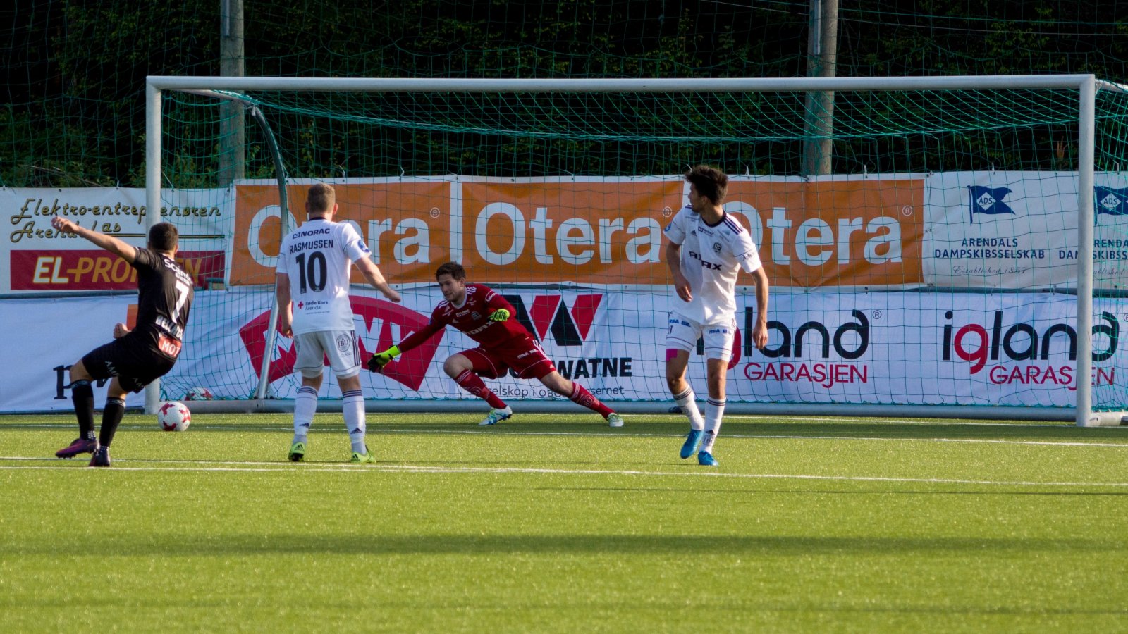 Anders Gundersen måtte se tre baller bak seg i Arendal-målet mot Elverum.