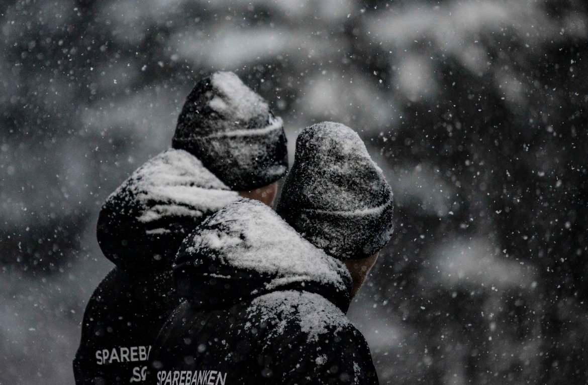 Knut Tørum og Frank Bredal fikk stadig mer snø å forholde seg til - også på sidelinjen.