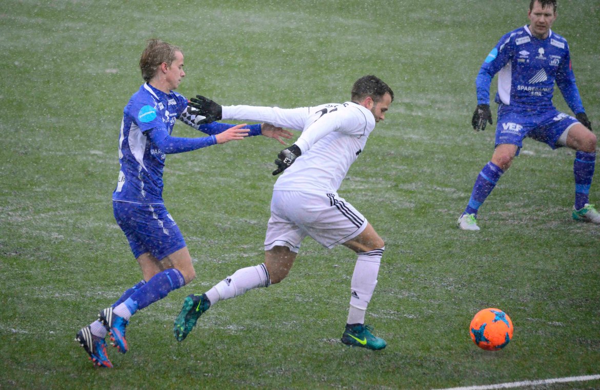 Det var vanskelig for Vindbjart å få kontroll på Aleksandar Corovic.