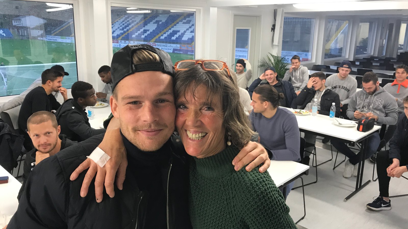 Rasmus Lynge Christensen og resten av A-stallen hyllet Ann-Kristin Johansen da hun lørdag takket for seg i Arendal Fotball.