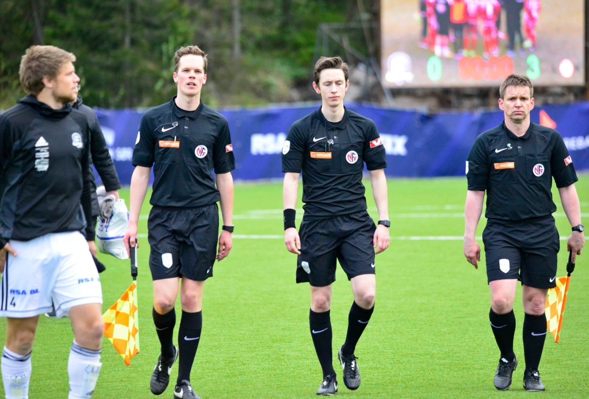 Dommertrioen sammen med Marius Andersen som var tilbake på benken etter ribbein-skaden.