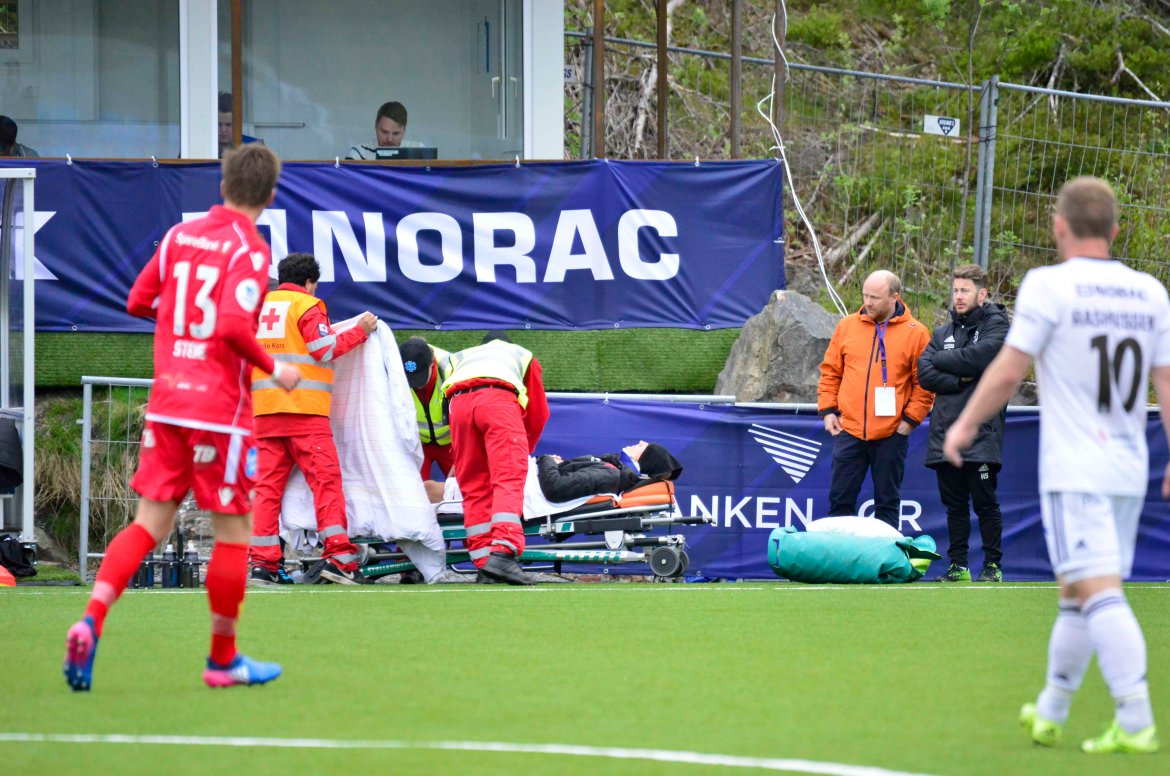 Hjelpemannskapene bistår med førstehjelp.