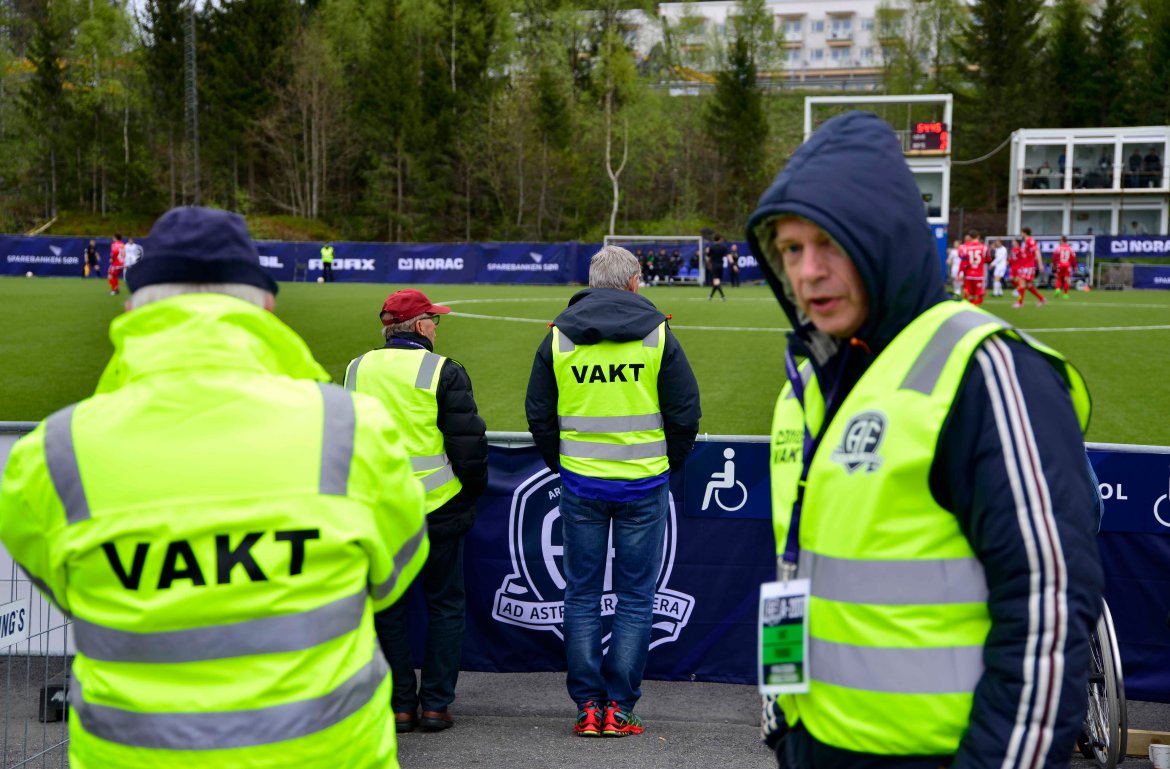 Surt og kaldt på Myra lørdag - både på og utenfor banen.