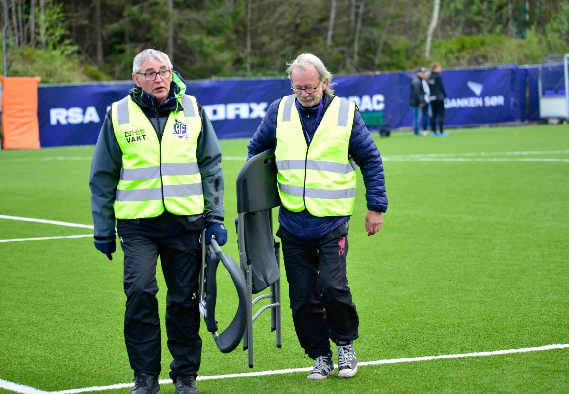 Også vaktmannskapet gikk av banen med senket hode.