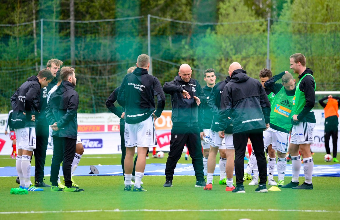 Knut Tørum instruerer.