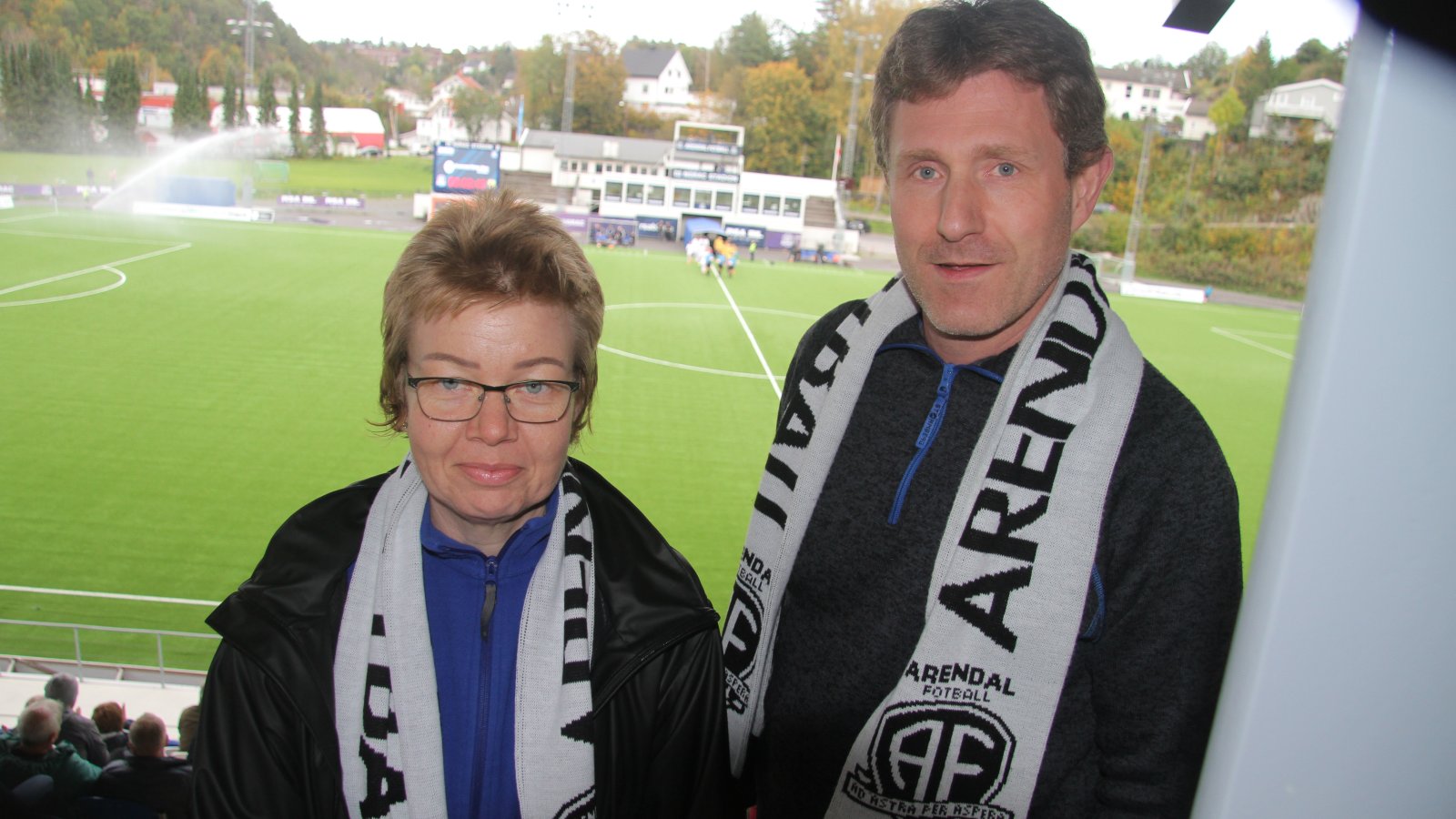 Lene og Roy Gundersen har hjertet i Arendal Fotball. 