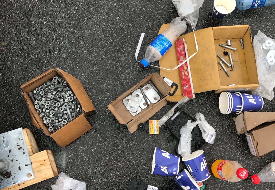 Kaffe, brus, beslag og skruer. Slik har helgen fortonet seg for dugnadsgjengen fra Grane.