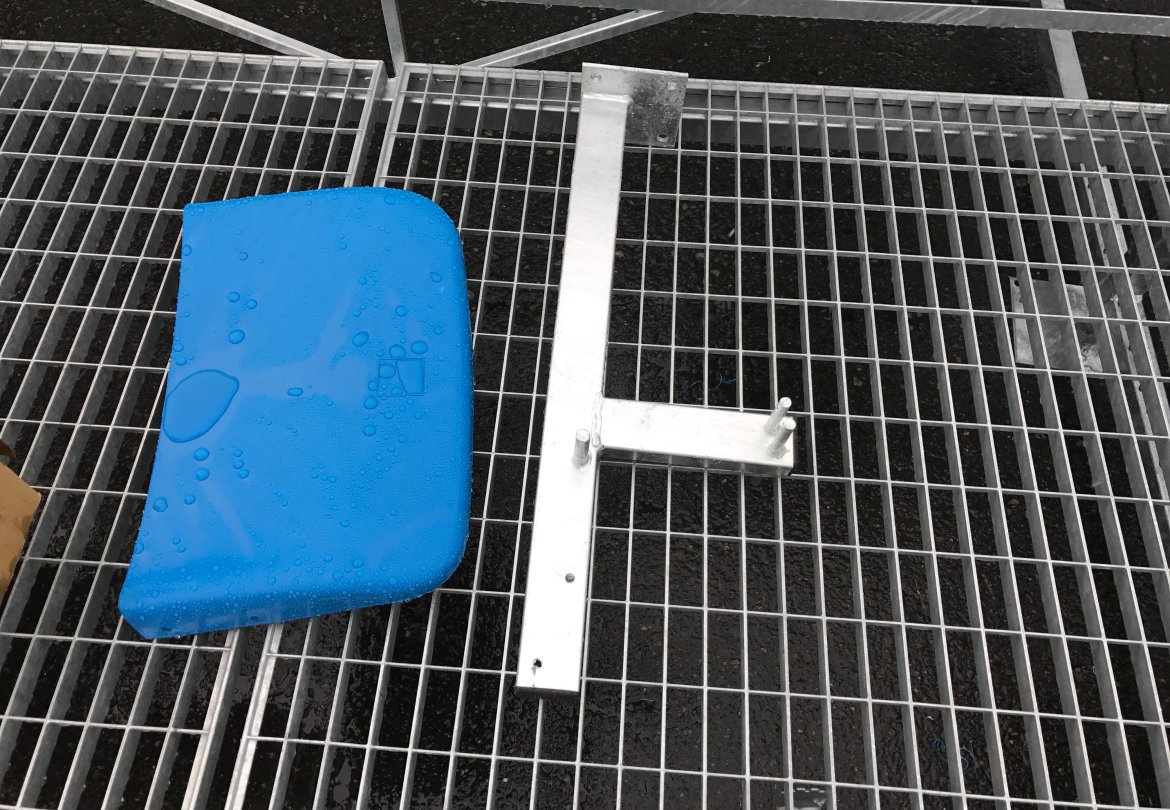 De nye tribunene har klappseter. Det betyr at hvert enkelt sete må monteres sammen, siden rygg og sete er ulike deler.