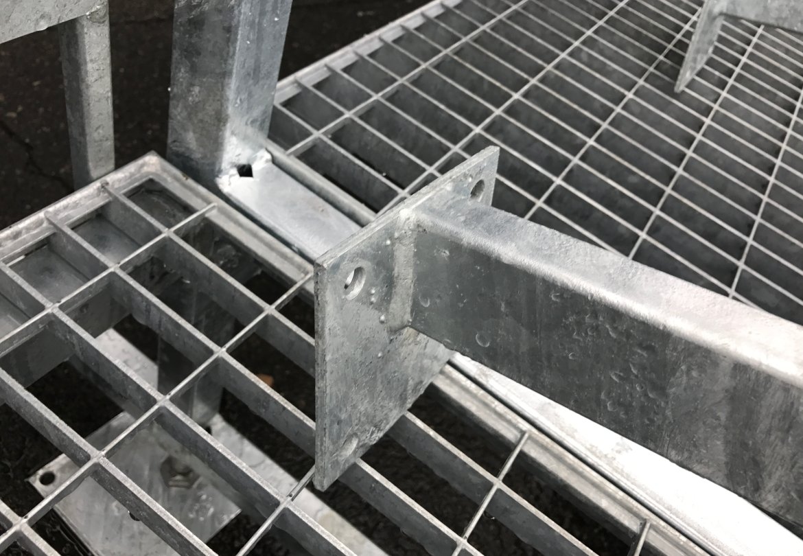 Det er veldig mange enkeltdeler som må skrus sammen når 1200 seter skal monteres.