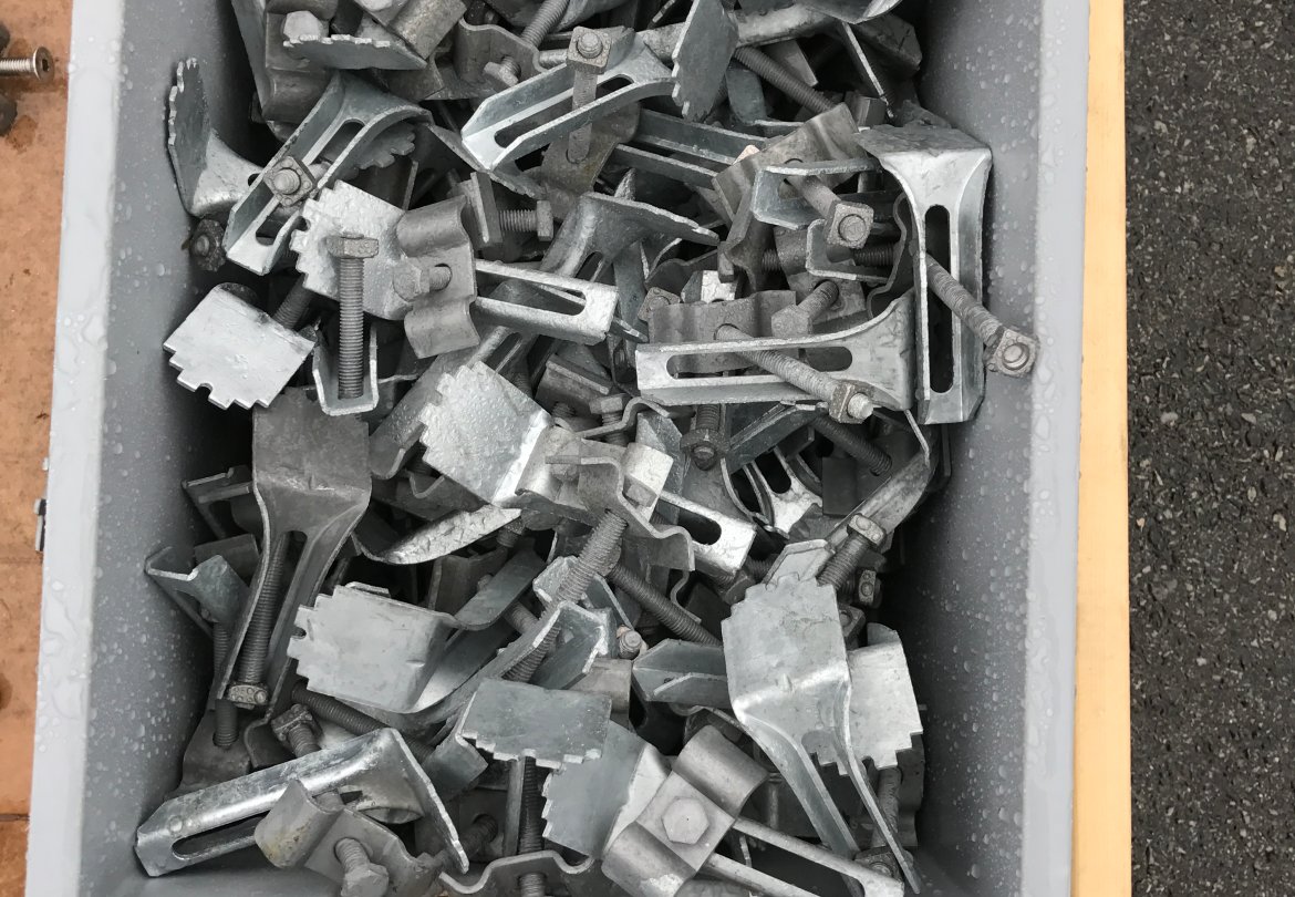 Tribunemontering krever også spesialdeler.