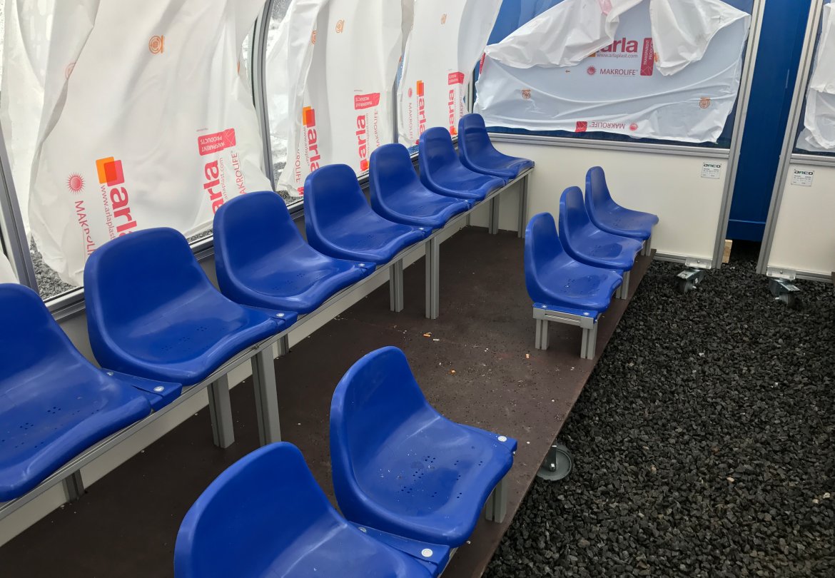 Det er god plass til både innbyttere og støtteapparat i de nye boksene. 14 seter rommer hver enkelt boks.