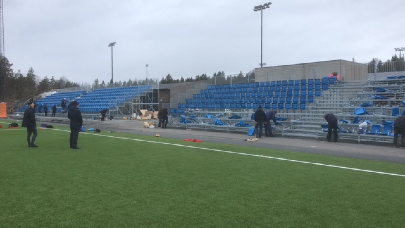 En stor dugnadsgjeng fra Grane Fotball var i aksjon gjennom hele helgen for å få montert de nye tribunene i Arendal Idrettspark på Myra.