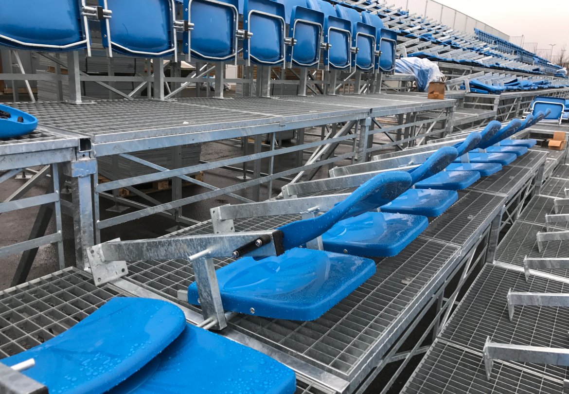 Det gjenstår fortsatt montering av noen seter, fordi dugnadsgjengen måtte innstille arbeidet da snøbyger gjorde det for vanskelig å jobbe søndag ettermiddag.