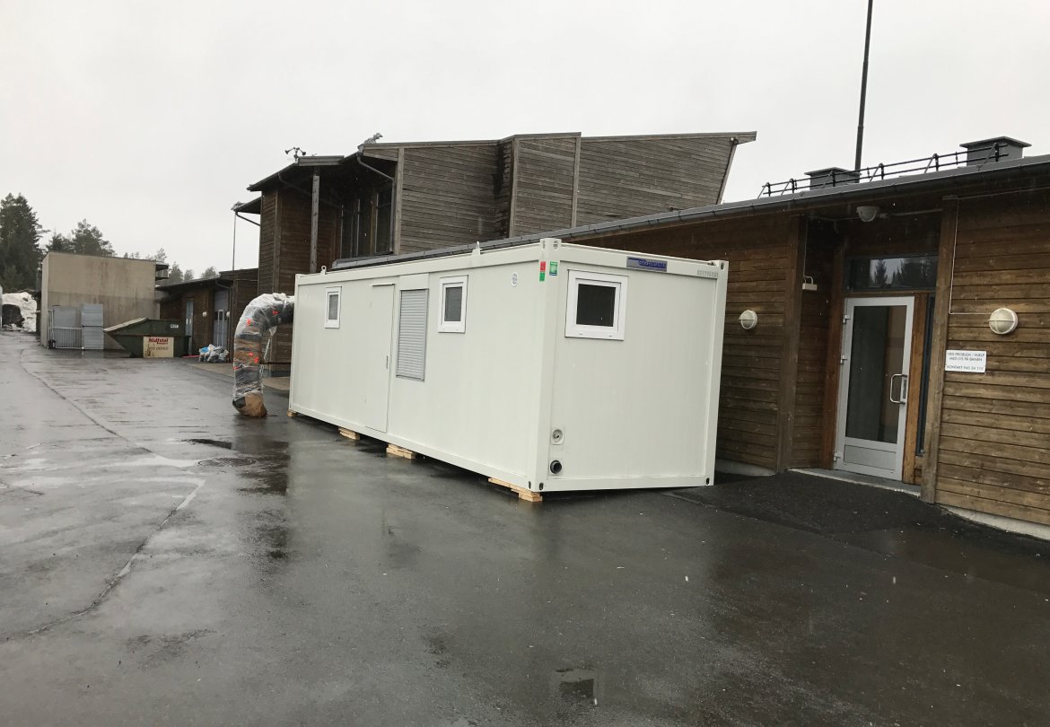 Denne containeren inneholder en komplett dommergarderobe.