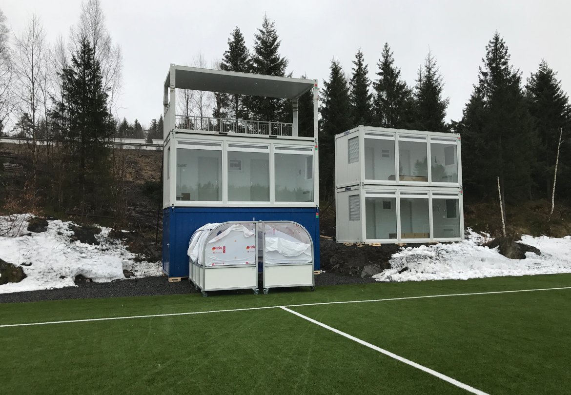 Her er plattform for TV-kameraer på plass, i tillegg til tre bokser for media og dem som skal følge kampen. I forkant sees de to innbytterboksene.