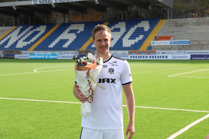 Sune Kiilerich fikk blomster etter å ha passert 100 kamper for Arendal. Han scoret også 3-1-målet.&nbsp;(Foto: MW Media)