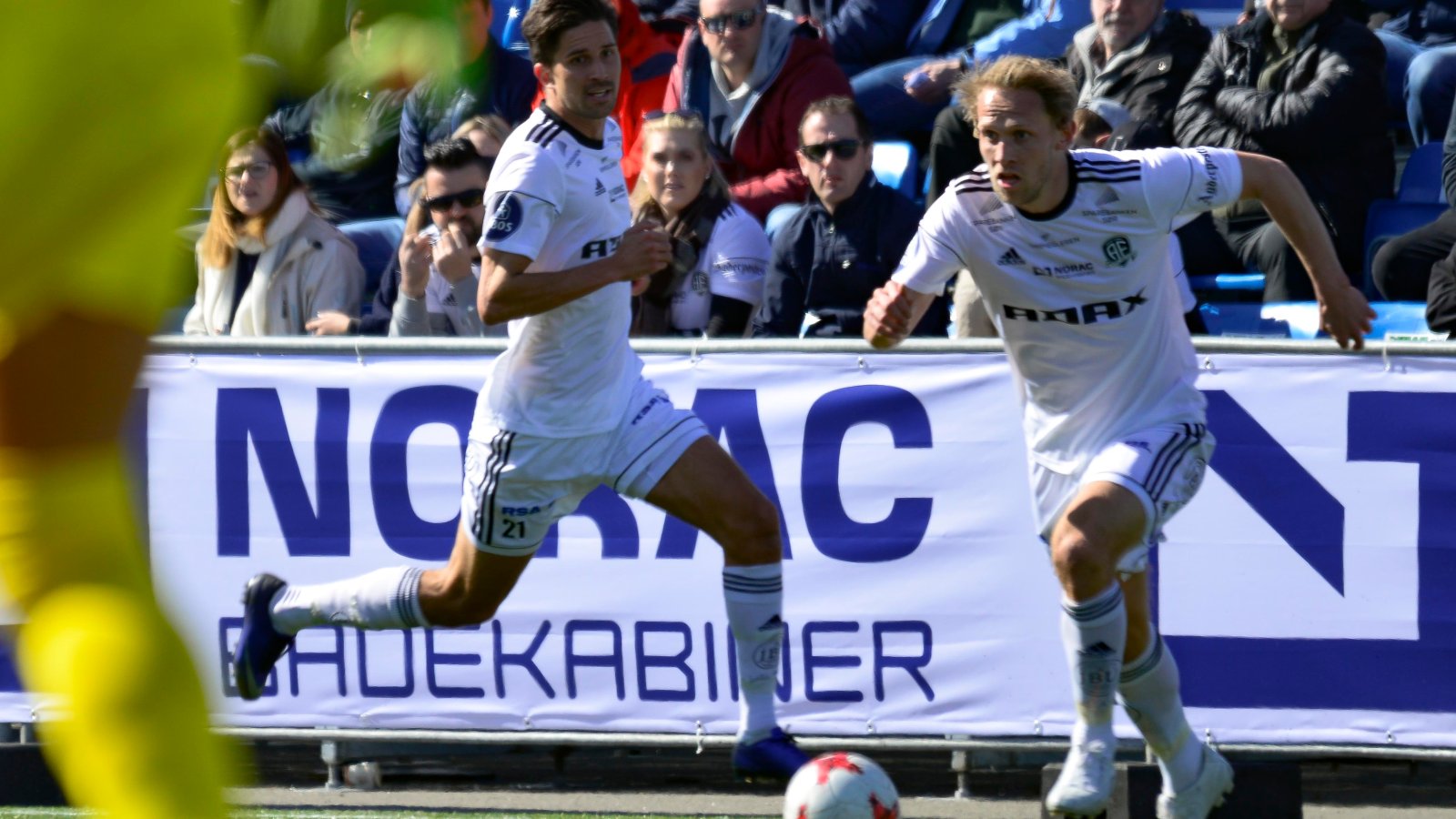 Tobias Olsvik i fint driv, mens Viktor Lövgren kommer på overlap.