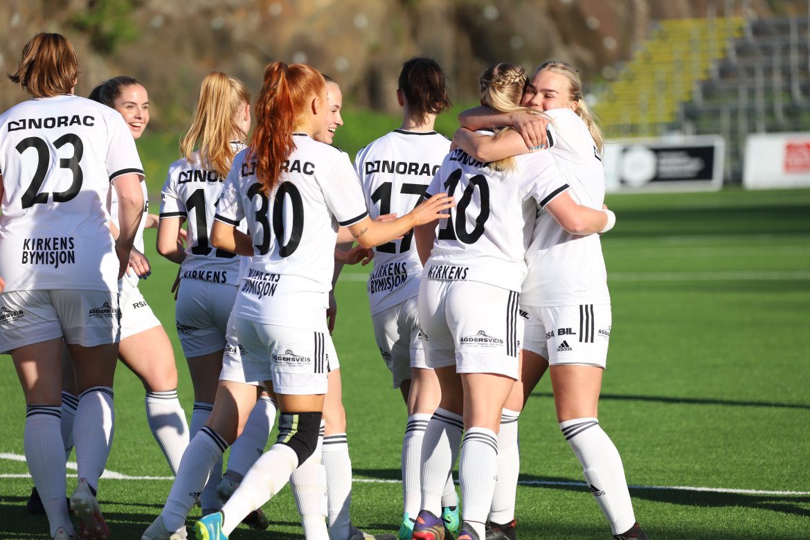 Rebekka Ausland (10) omfavnes inderlig etter scoring.