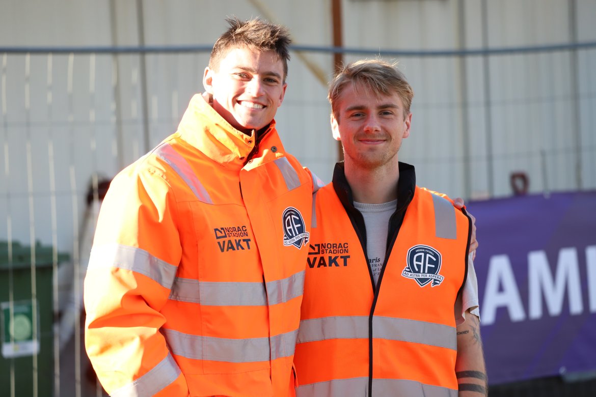 Herrelaget stilte opp som kioskvakter og bakkemannskap for kvinnelaget. Her er det Edvard Linnebo Race og Sander Remme Berge som bidrar.
