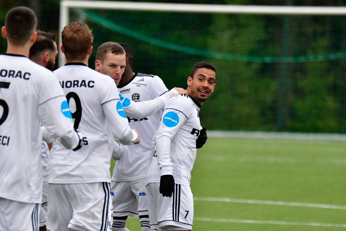 Ulrik Reinaldo Berglann gratuleres etter scoring.